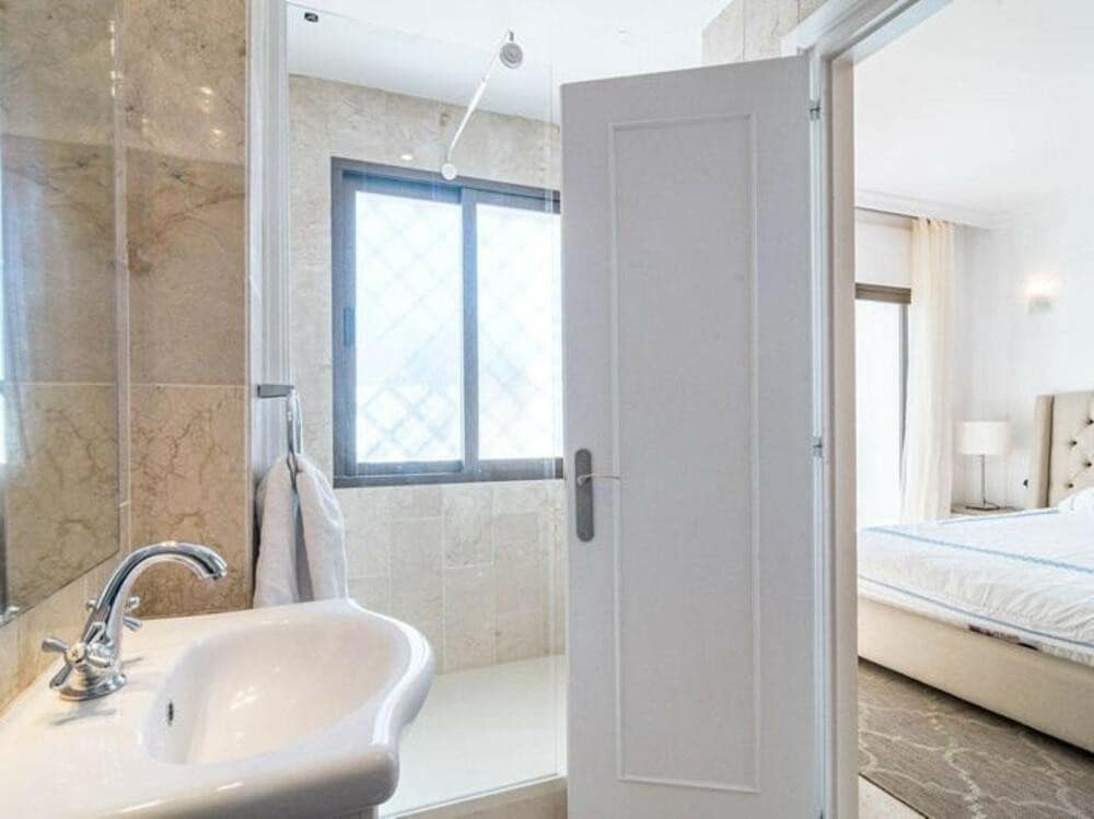 Maison de Ville de 3 chambres à louer à Nueva Andalucia avec piscine garage - 3 500 € (Ref: 8985402)