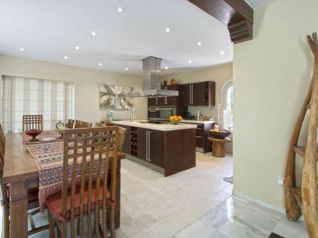 5 soverom Villa til salgs i Aloha Golf, Marbella med svømmebasseng garasje - € 2 995 000 (Ref: 8987992)