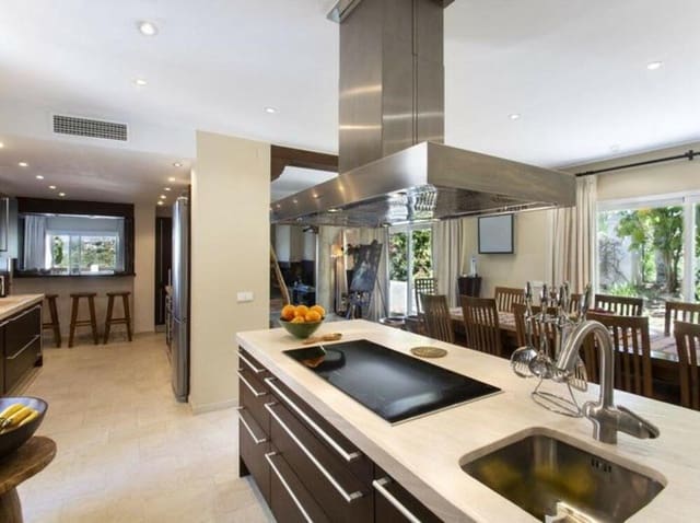 5 soverom Villa til salgs i Aloha Golf, Marbella med svømmebasseng garasje - € 2 995 000 (Ref: 8987992)