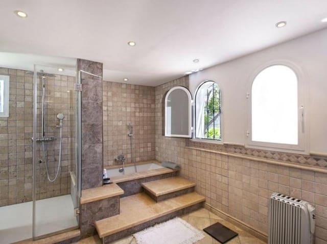 5 soverom Villa til salgs i Aloha Golf, Marbella med svømmebasseng garasje - € 2 995 000 (Ref: 8987992)