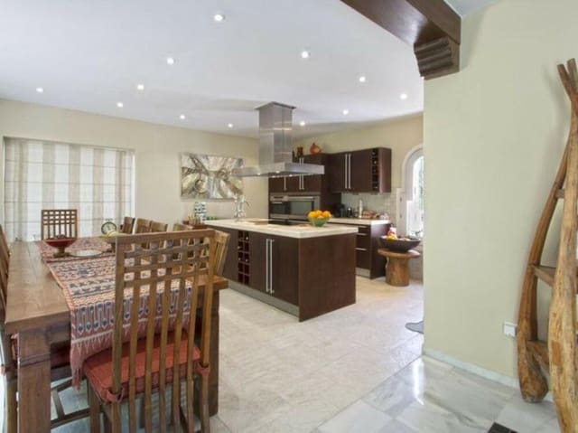 5 sovrum Villa till salu i Aloha Golf, Marbella med pool garage - 2 995 000 € (Ref: 8987992)
