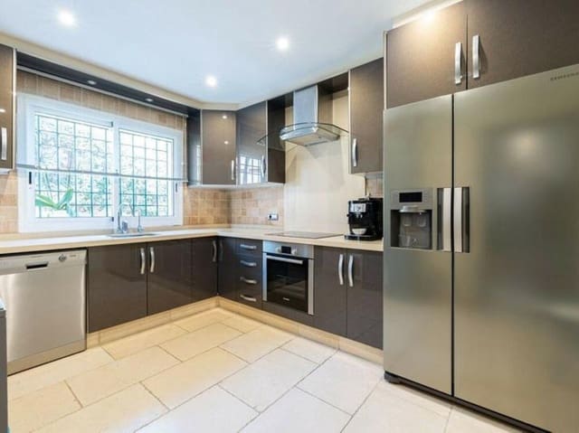 4 camera da letto Casa in vendita in Nueva Andalucía Centro, Marbella con piscina garage - 950.000 € (Rif: 8991997)