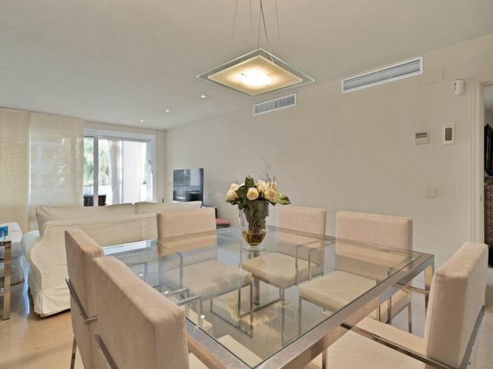 3 soverom Leilighet til leie i Marbella med svømmebasseng garasje - € 3 500 (Ref: 9000937)