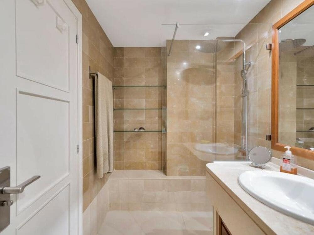 3 soverom Leilighet til leie i Marbella med svømmebasseng garasje - € 3 500 (Ref: 9000937)