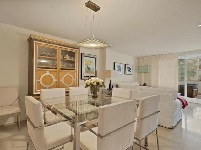 Appartement de 3 chambres à louer à Casco Antiguo, Marbella avec piscine garage - 3 500 € (Ref: 9000937)