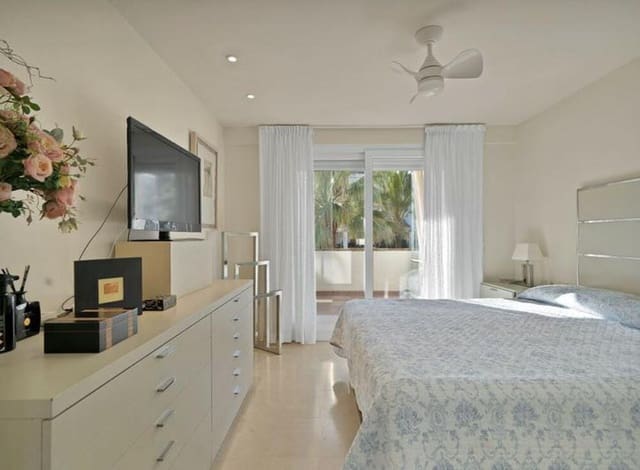 Appartement de 3 chambres à louer à Casco Antiguo, Marbella avec piscine garage - 3 500 € (Ref: 9000937)