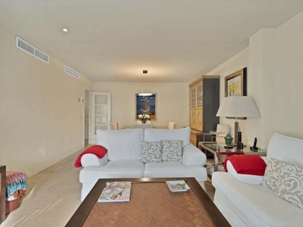 3 soverom Leilighet til leie i Marbella med svømmebasseng garasje - € 3 500 (Ref: 9000937)