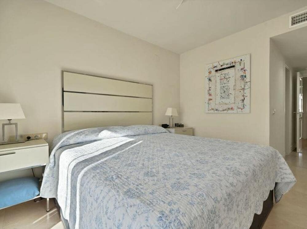 3 soverom Leilighet til leie i Marbella med svømmebasseng garasje - € 3 500 (Ref: 9000937)