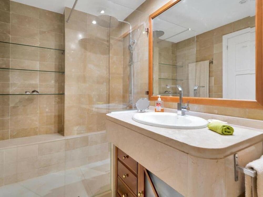 3 soverom Leilighet til leie i Marbella med svømmebasseng garasje - € 3 500 (Ref: 9000937)