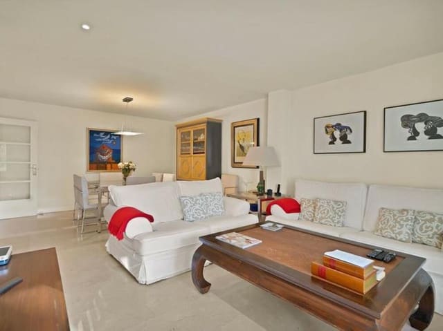 Appartement de 3 chambres à louer à Casco Antiguo, Marbella avec piscine garage - 3 500 € (Ref: 9000937)