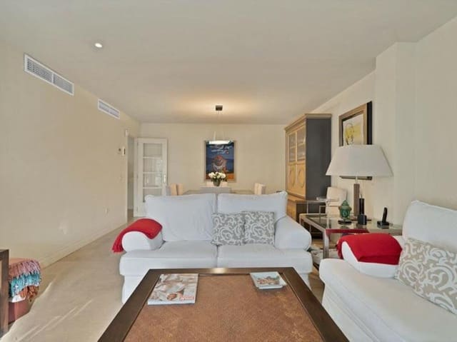 Appartement de 3 chambres à louer à Casco Antiguo, Marbella avec piscine garage - 3 500 € (Ref: 9000937)