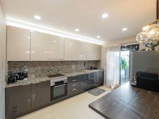 5 slaapkamer Appartement te koop in Los Arqueros - Puerto del Almendro, Benahavís met zwembad garage - € 1.050.000 (Ref: 9000938)