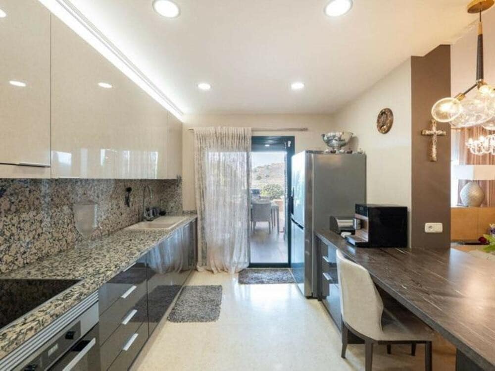5 sovrum Lägenhet till salu i Benahavis med pool garage - 1 050 000 € (Ref: 9000938)