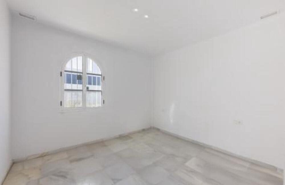 4 soveværelse Villa til salg i Nueva Andalucia med swimmingpool garage - € 1.075.000 (Ref: 9002786)