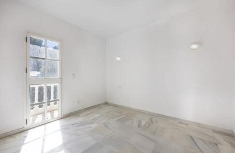 4 soveværelse Villa til salg i Nueva Andalucia med swimmingpool garage - € 1.075.000 (Ref: 9002786)