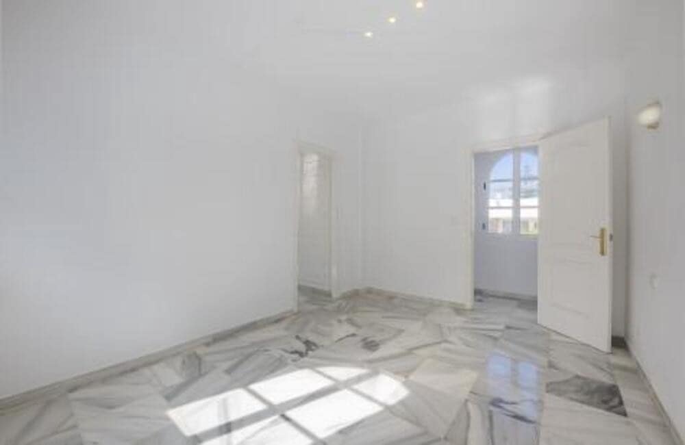 4 soveværelse Villa til salg i Nueva Andalucia med swimmingpool garage - € 1.075.000 (Ref: 9002786)