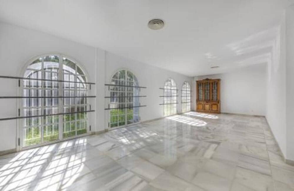 4 soveværelse Villa til salg i Nueva Andalucia med swimmingpool garage - € 1.175.000 (Ref: 9002786)