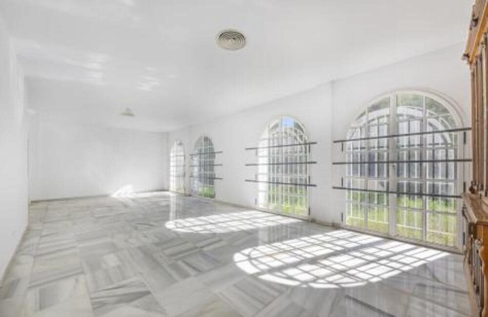 4 soveværelse Villa til salg i Nueva Andalucia med swimmingpool garage - € 1.075.000 (Ref: 9002786)