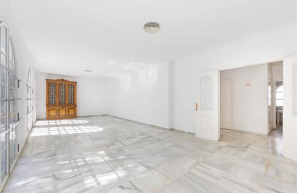 4 soveværelse Villa til salg i Nueva Andalucia med swimmingpool garage - € 1.075.000 (Ref: 9002786)