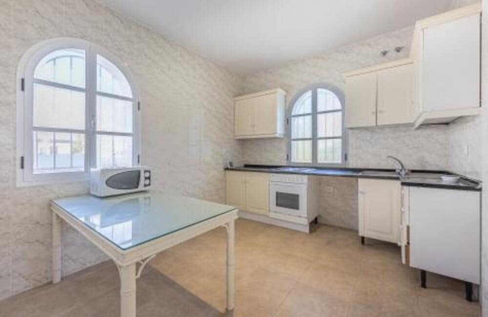 4 soveværelse Villa til salg i Nueva Andalucia med swimmingpool garage - € 1.075.000 (Ref: 9002786)