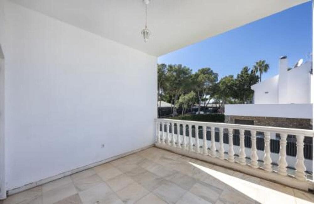 4 soveværelse Villa til salg i Nueva Andalucia med swimmingpool garage - € 1.075.000 (Ref: 9002786)