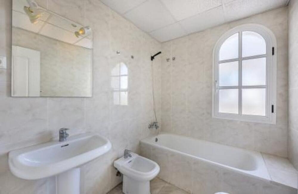 4 soveværelse Villa til salg i Nueva Andalucia med swimmingpool garage - € 1.075.000 (Ref: 9002786)