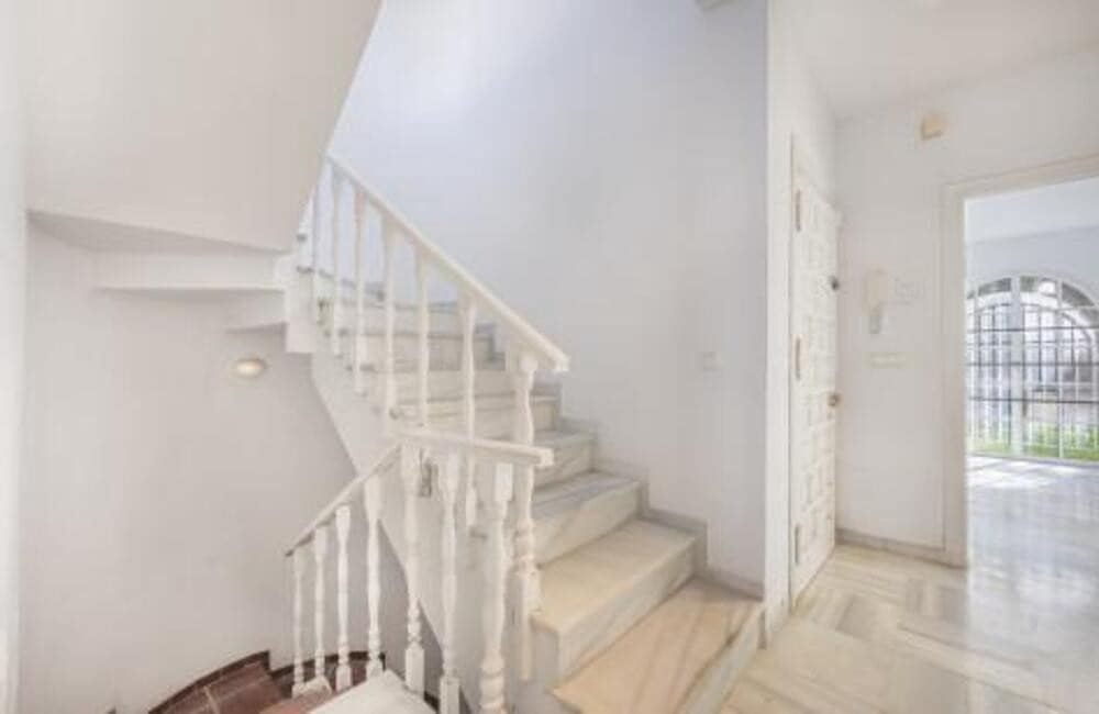 4 soveværelse Villa til salg i Nueva Andalucia med swimmingpool garage - € 1.075.000 (Ref: 9002786)