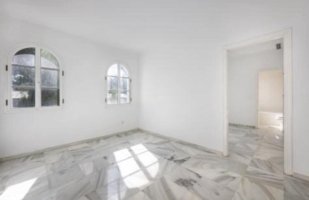 4 soveværelse Villa til salg i Nueva Andalucia med swimmingpool garage - € 1.075.000 (Ref: 9002786)