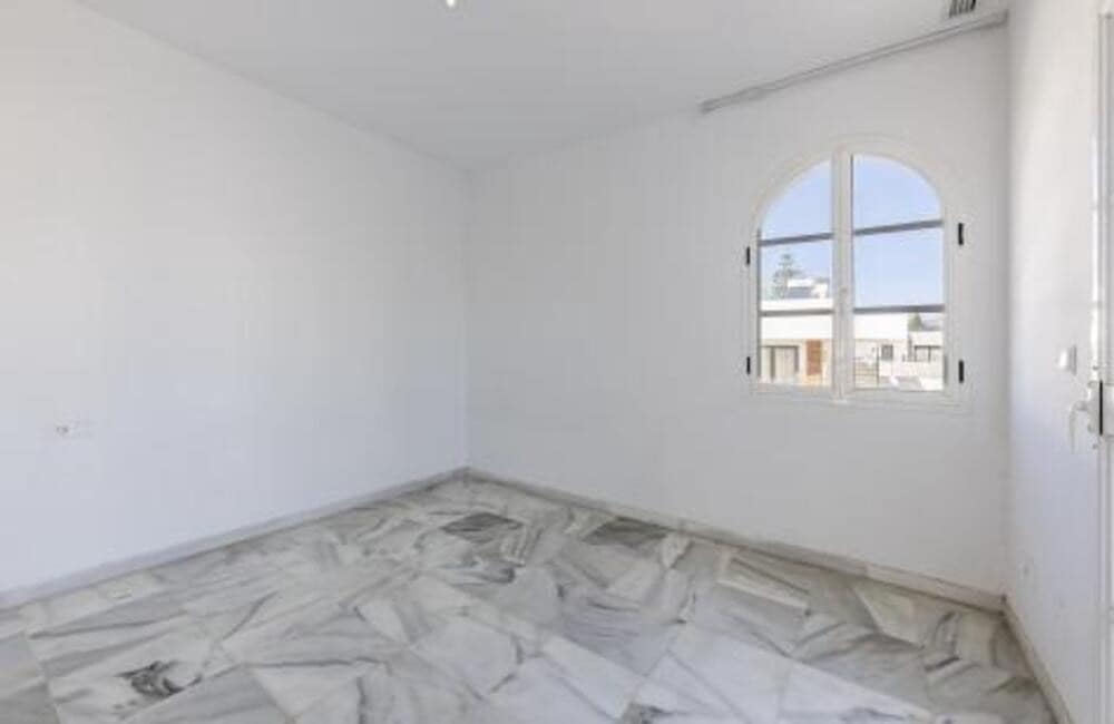 4 soveværelse Villa til salg i Nueva Andalucia med swimmingpool garage - € 1.075.000 (Ref: 9002786)