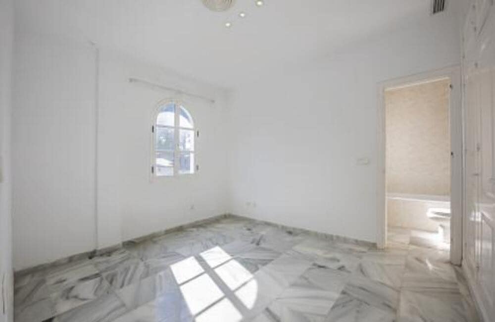 4 soveværelse Villa til salg i Nueva Andalucia med swimmingpool garage - € 1.075.000 (Ref: 9002786)