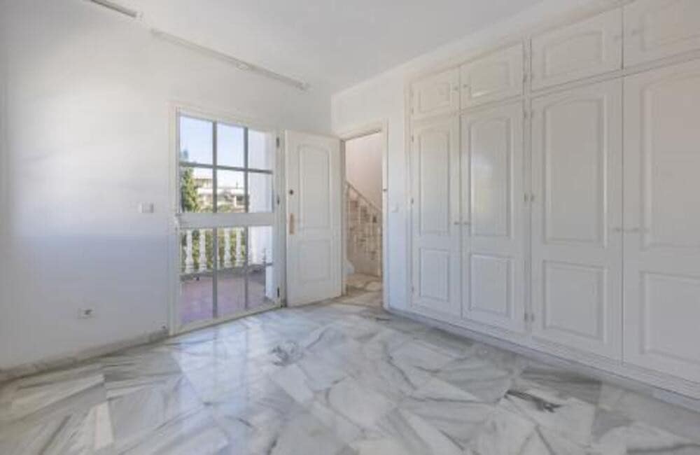 4 soveværelse Villa til salg i Nueva Andalucia med swimmingpool garage - € 1.075.000 (Ref: 9002786)