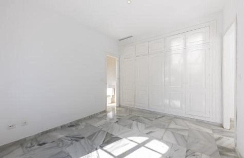 4 soveværelse Villa til salg i Nueva Andalucia med swimmingpool garage - € 1.075.000 (Ref: 9002786)