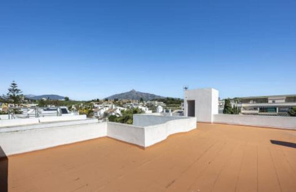 4 soveværelse Villa til salg i Nueva Andalucia med swimmingpool garage - € 1.075.000 (Ref: 9002786)