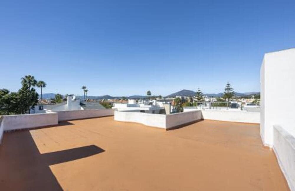 4 soveværelse Villa til salg i Nueva Andalucia med swimmingpool garage - € 1.075.000 (Ref: 9002786)