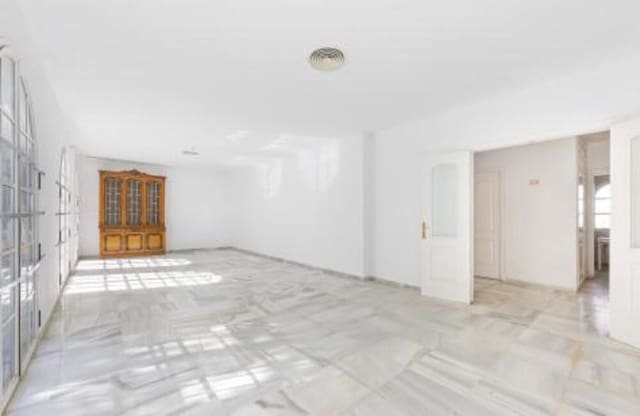 4 soverom Villa til salgs i Nueva Andalucía Centro, Marbella med svømmebasseng garasje - € 1 075 000 (Ref: 9002786)