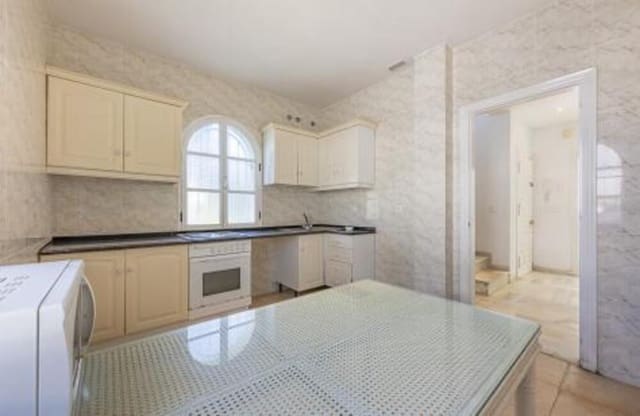 4 soverom Villa til salgs i Nueva Andalucía Centro, Marbella med svømmebasseng garasje - € 1 075 000 (Ref: 9002786)