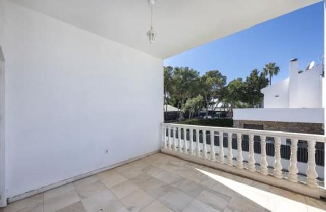 4 soverom Villa til salgs i Nueva Andalucía Centro, Marbella med svømmebasseng garasje - € 1 075 000 (Ref: 9002786)