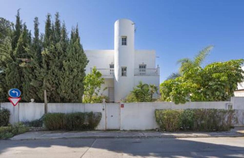 4 soveværelse Villa til salg i Nueva Andalucia med swimmingpool garage - € 1.075.000 (Ref: 9002786)