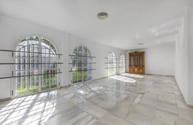 4 bedroom Villa for sale in Nueva Andalucía Centro, Marbella with pool garage - € 1,075,000 (Ref: 9002786)