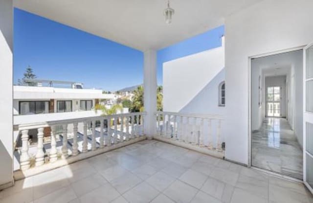 4 bedroom Villa for sale in Nueva Andalucía Centro, Marbella with pool garage - € 1,075,000 (Ref: 9002786)