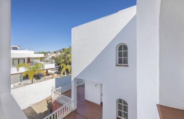 4 bedroom Villa for sale in Nueva Andalucía Centro, Marbella with pool garage - € 1,075,000 (Ref: 9002786)