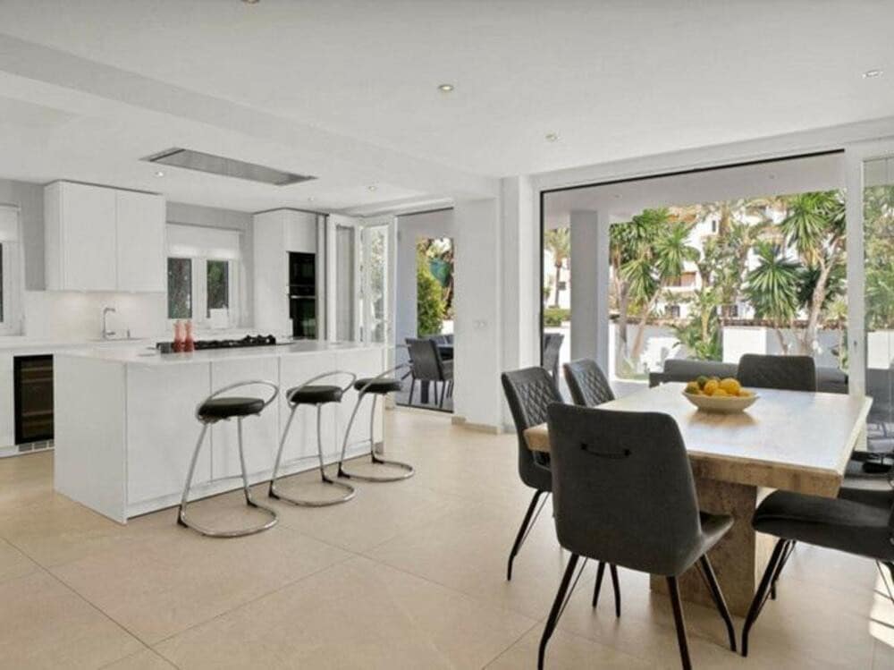 4 quarto Moradia para arrendar em Nueva Andalucia com piscina garagem - 10 000 € (Ref: 9002787)