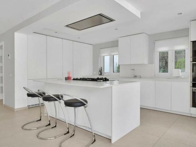 4 bedroom Villa for rent in Nueva Andalucía Centro, Marbella with pool garage - € 10,000 (Ref: 9002787)