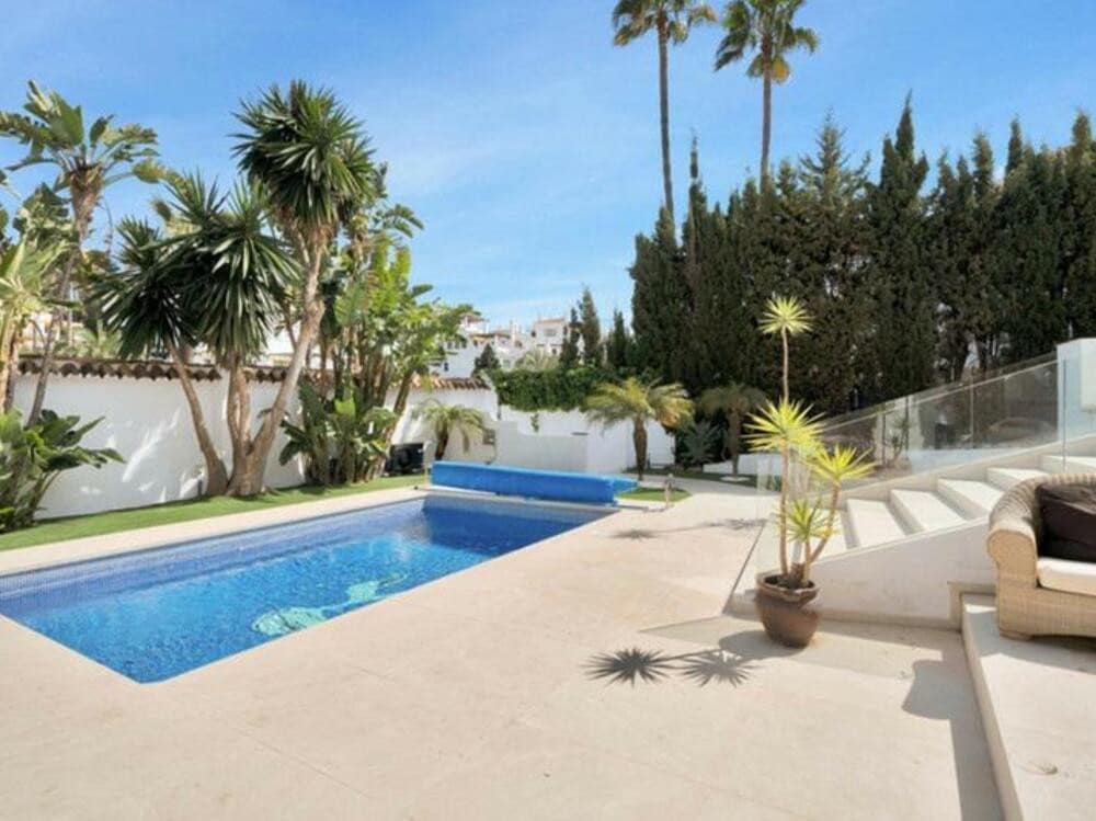 4 quarto Moradia para arrendar em Nueva Andalucia com piscina garagem - 10 000 € (Ref: 9002787)