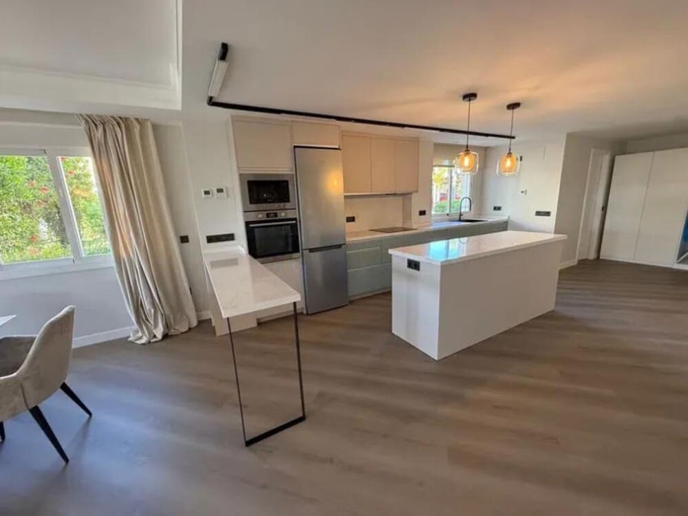 3 soveværelse Byhus til leje i New Golden Mile med swimmingpool garage - € 3.800 (Ref: 9002788)