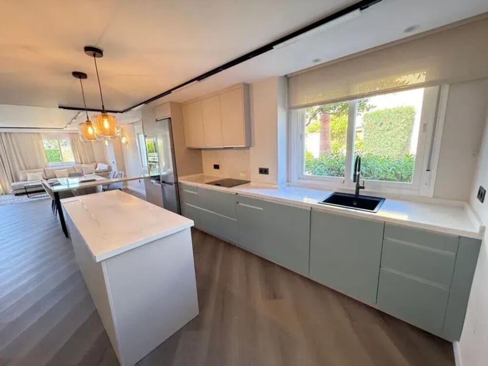 3 soveværelse Byhus til leje i New Golden Mile med swimmingpool garage - € 3.800 (Ref: 9002788)