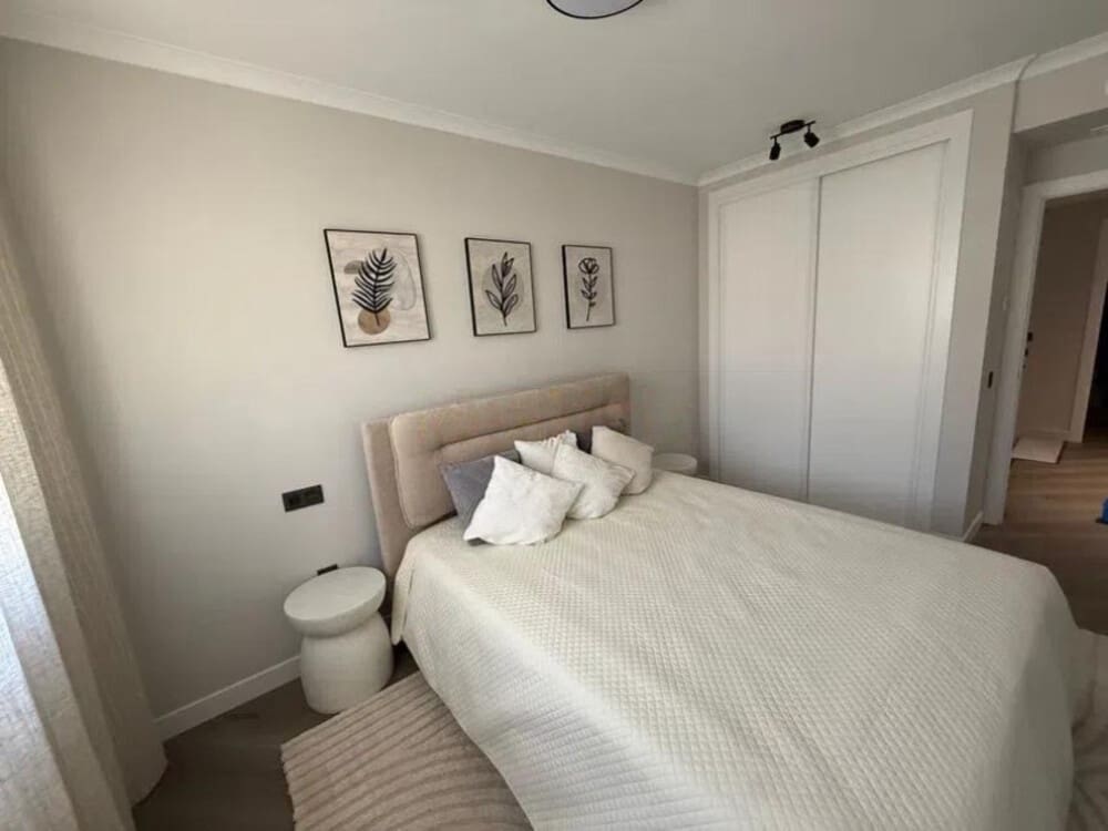 3 soveværelse Byhus til leje i New Golden Mile med swimmingpool garage - € 3.800 (Ref: 9002788)