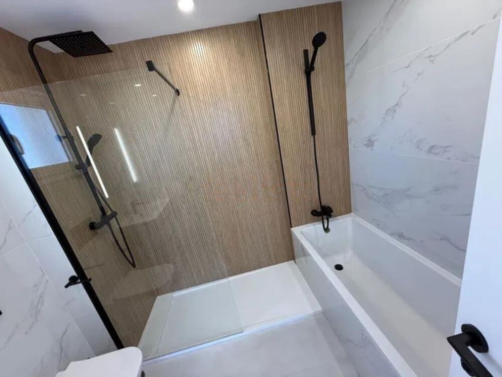 3 soveværelse Byhus til leje i New Golden Mile med swimmingpool garage - € 3.800 (Ref: 9002788)