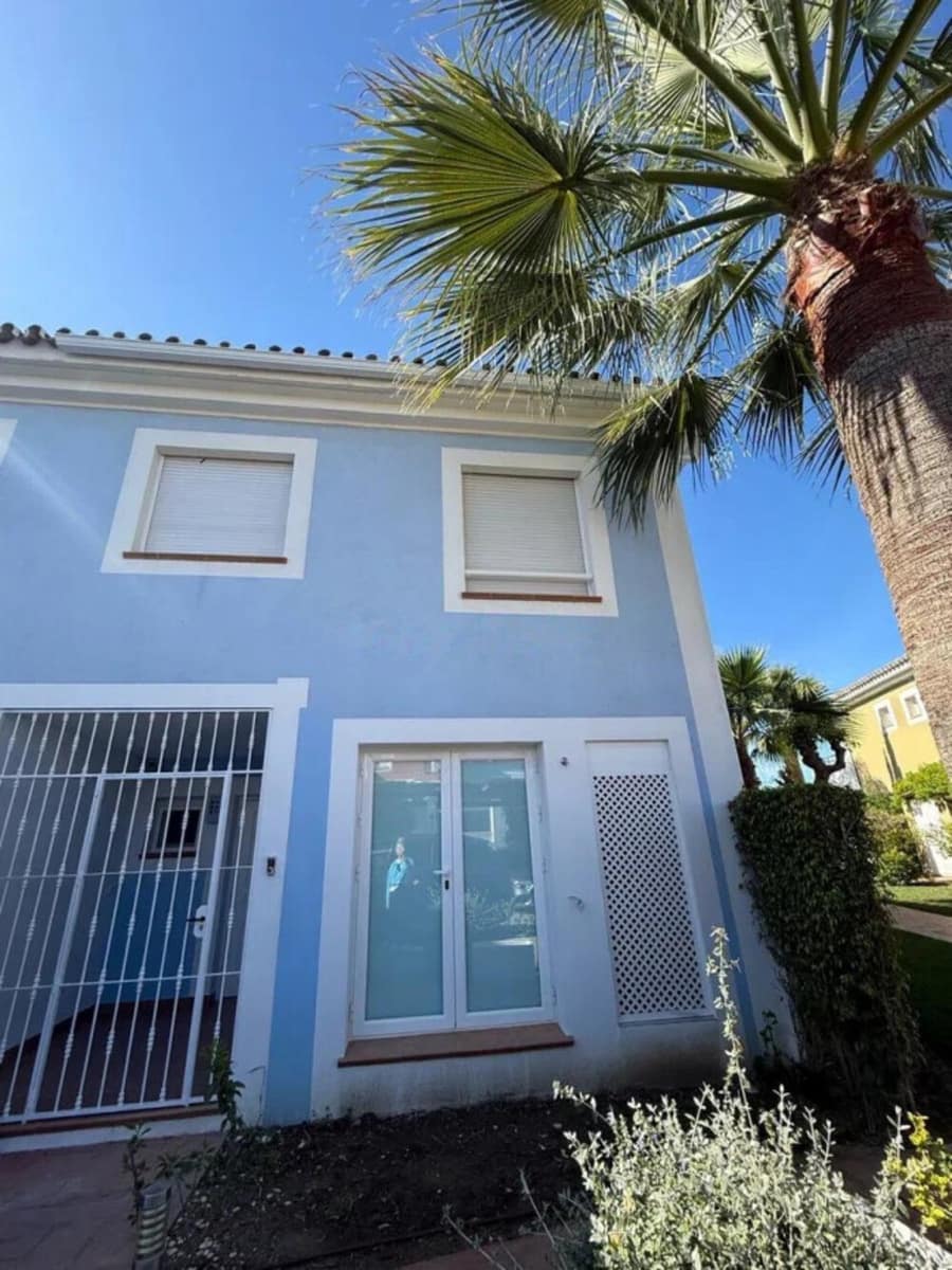 3 soveværelse Byhus til leje i New Golden Mile med swimmingpool garage - € 3.800 (Ref: 9002788)