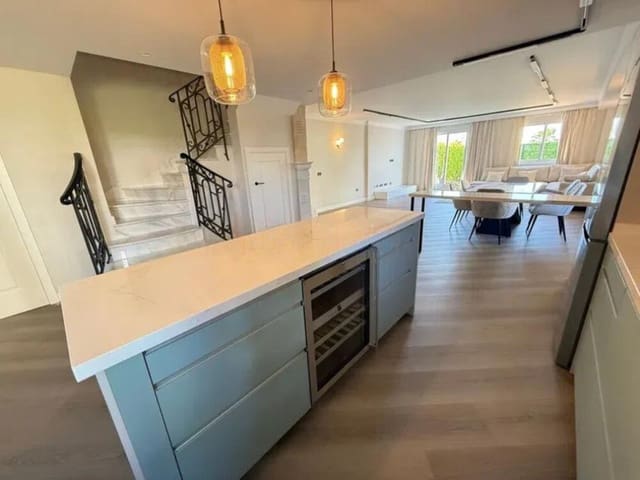 3 sypialnia Dom do wynajęcia w Nueva Atalaya, Estepona z basenem garażem - 3 800 € (Ref: 9002788)